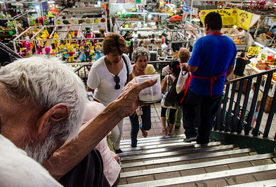 Se quejan locatarios en mercados de bajas en ventas por limosneros