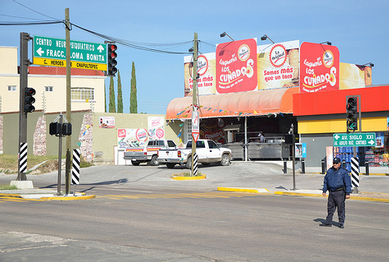 Vecinos de Canteras de San Agustín inconformes con semáforos de bulevar Juan Pablo II