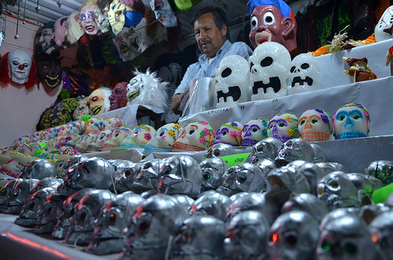 Protestan comerciantes por permisos a ambulantes