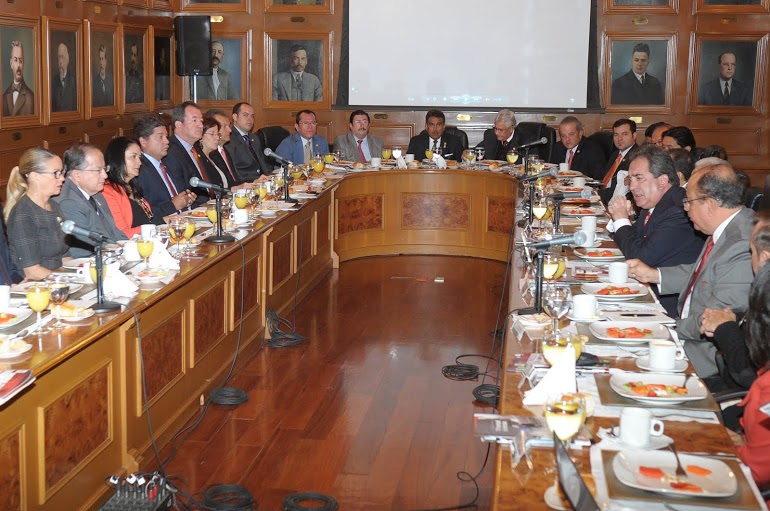 Exige el gobernador a colaboradores reforzar trabajo en áreas de fiscalización