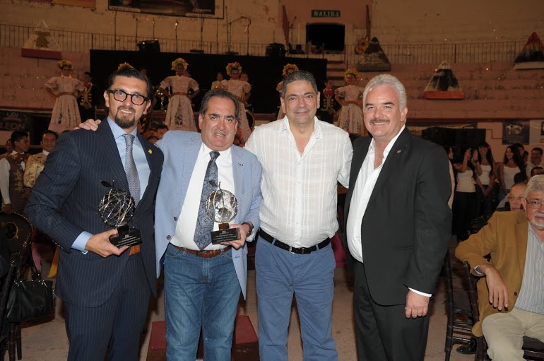 Entrega Carlos Lozano reconocimientos a participantes en el Foro Global Agroalimentario