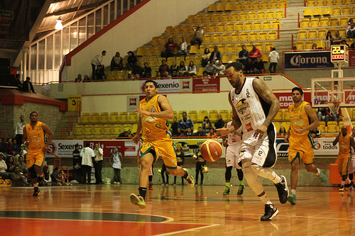 Con salvaje banca Panteras gana 106-92.