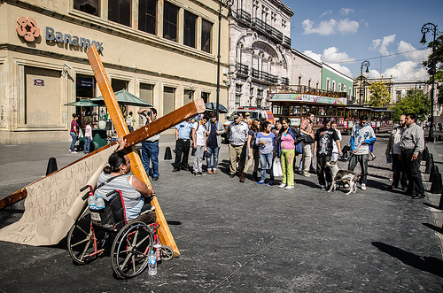 Mujer realiza singular manifestación en busca de recibir ayuda