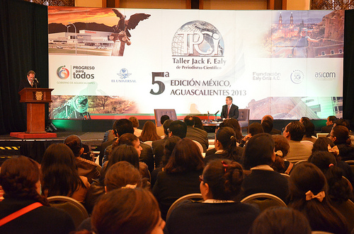 Gobernador hizo a un lado su “aburrido” discurso y “se abrió de capa” con estudiantes