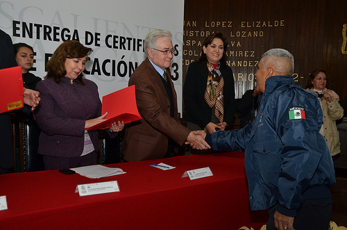 Entregan 125 certificados educativos a servidores de municipio