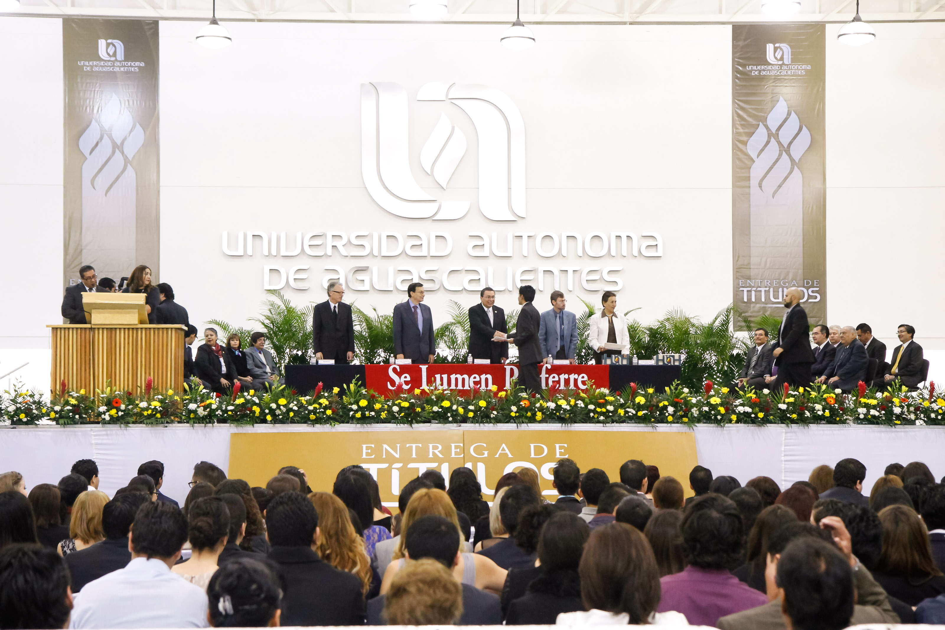 UAA entrega títulos a más de mil egresados