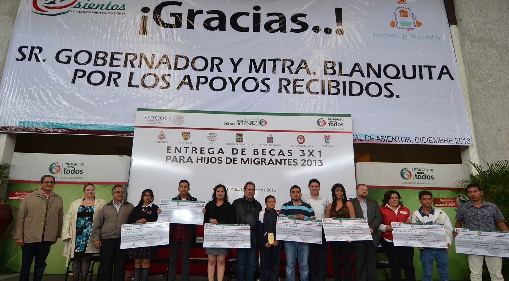 Entregan becas a 2,679 estudiantes