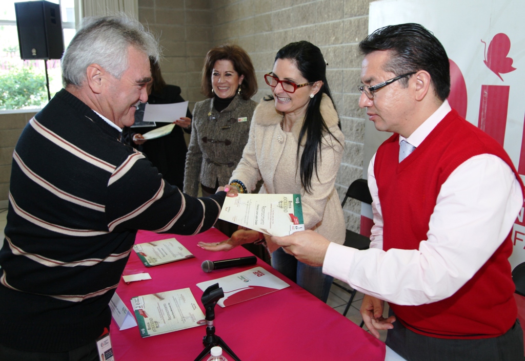 Entrega de reconocimientos a trabajadores del DIF estatal
