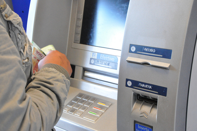 Sobre las comisiones que cobran los cajeros automáticos de bancos