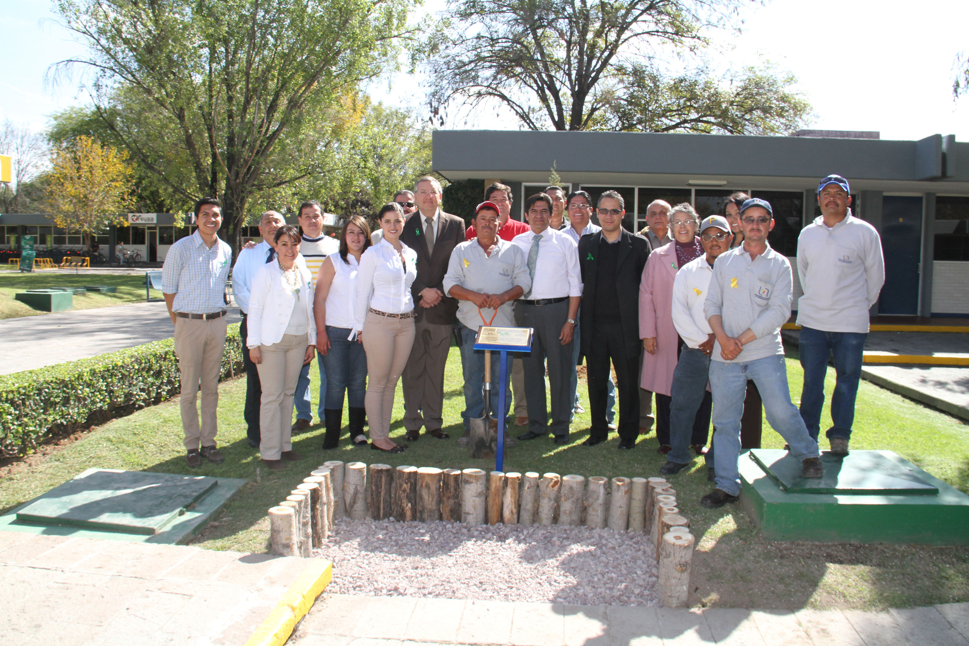Reconocen labor de trabajadores de jardinería de la Autónoma de Aguascalientes