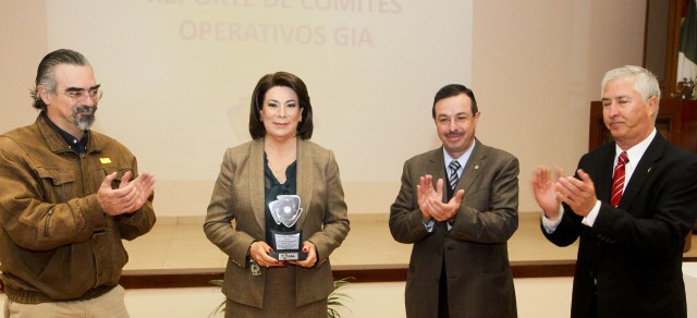 Recibe reconocimiento Lorena Martínez del Grupo de Industriales de Aguascalientes
