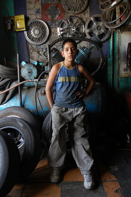 Alrededor de 400 niños deben trabajar para ayudar en sus casas