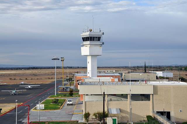 Pide el gobernador llevar nuevas inversiones a un aeropuerto rebasado   