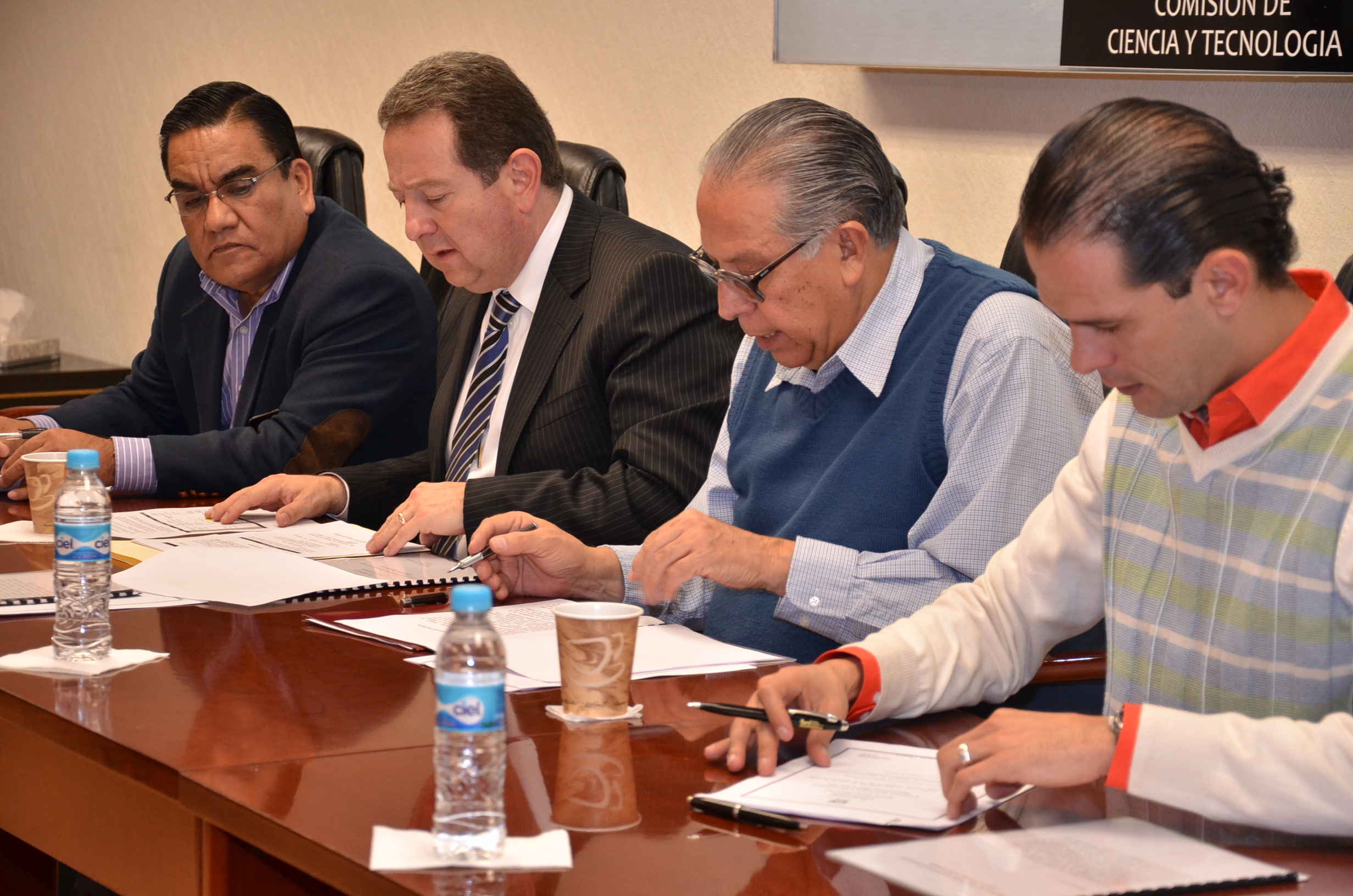 Sesionan comisiones parlamentarias