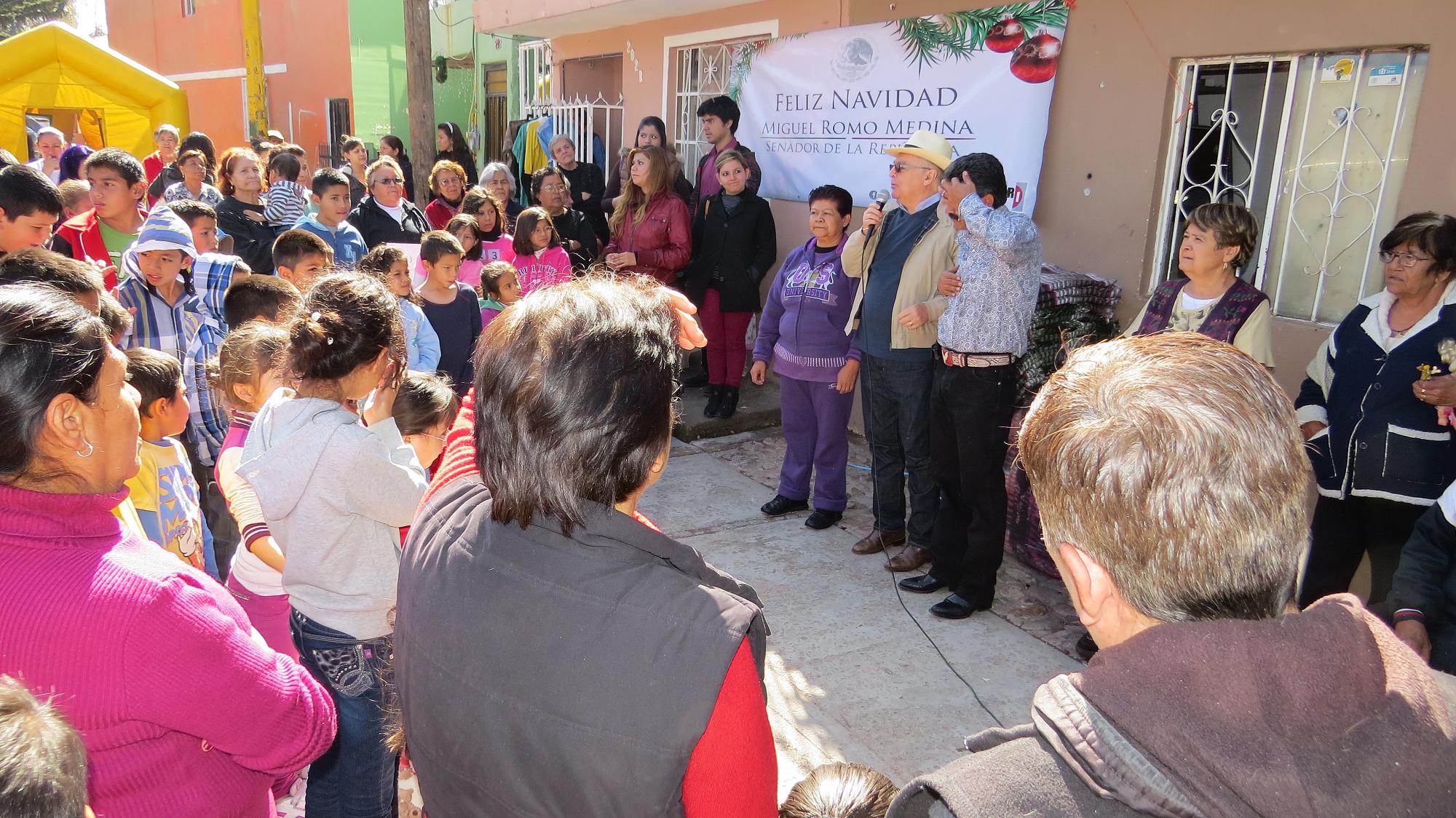 Sigue regalando juguetes y cobijas el senador Romo Medina