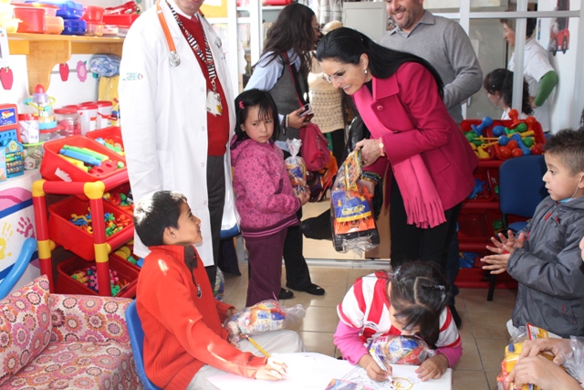 DIF estatal lleva juguetes al área de pediatría del Hospital Hidalgo