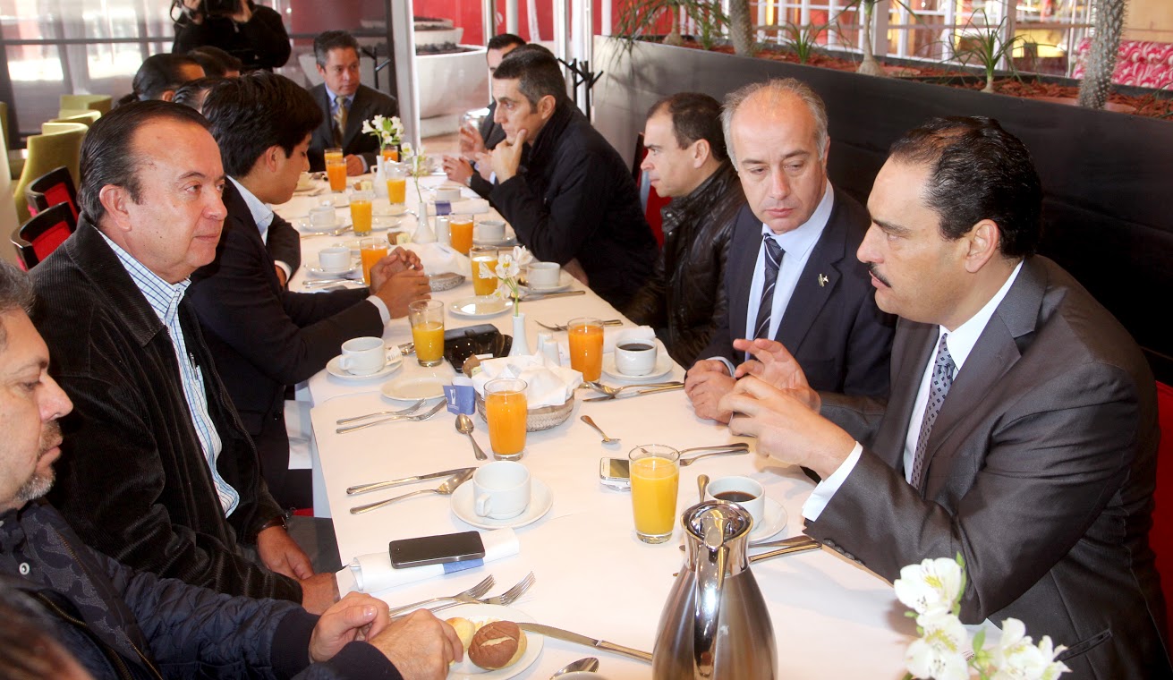 Se reúnen empresarios locales y Martín del Campo con visitantes españoles