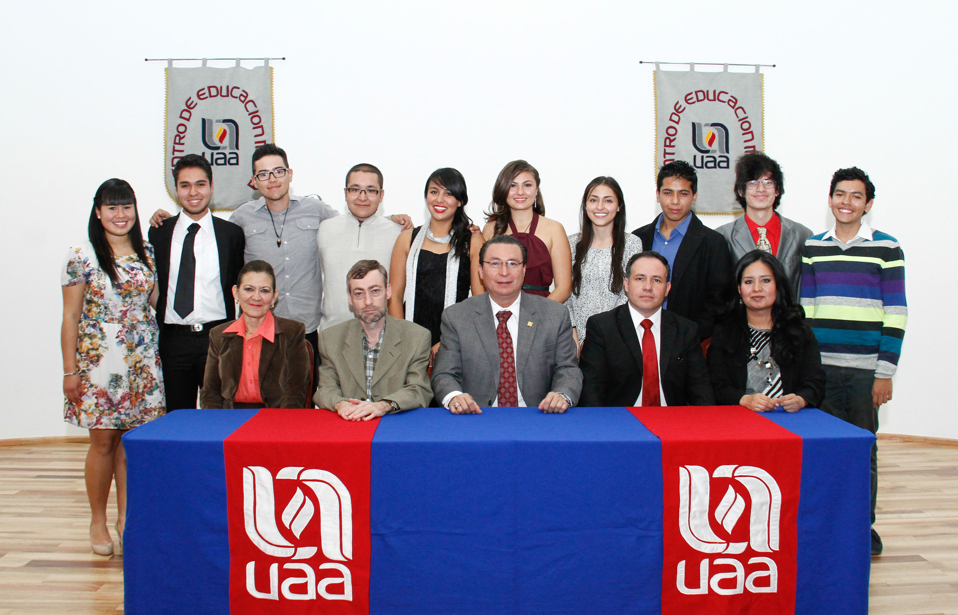 Entrega de certificados de Bachillerato Internacional a estudiantes graduados del CEMUAA