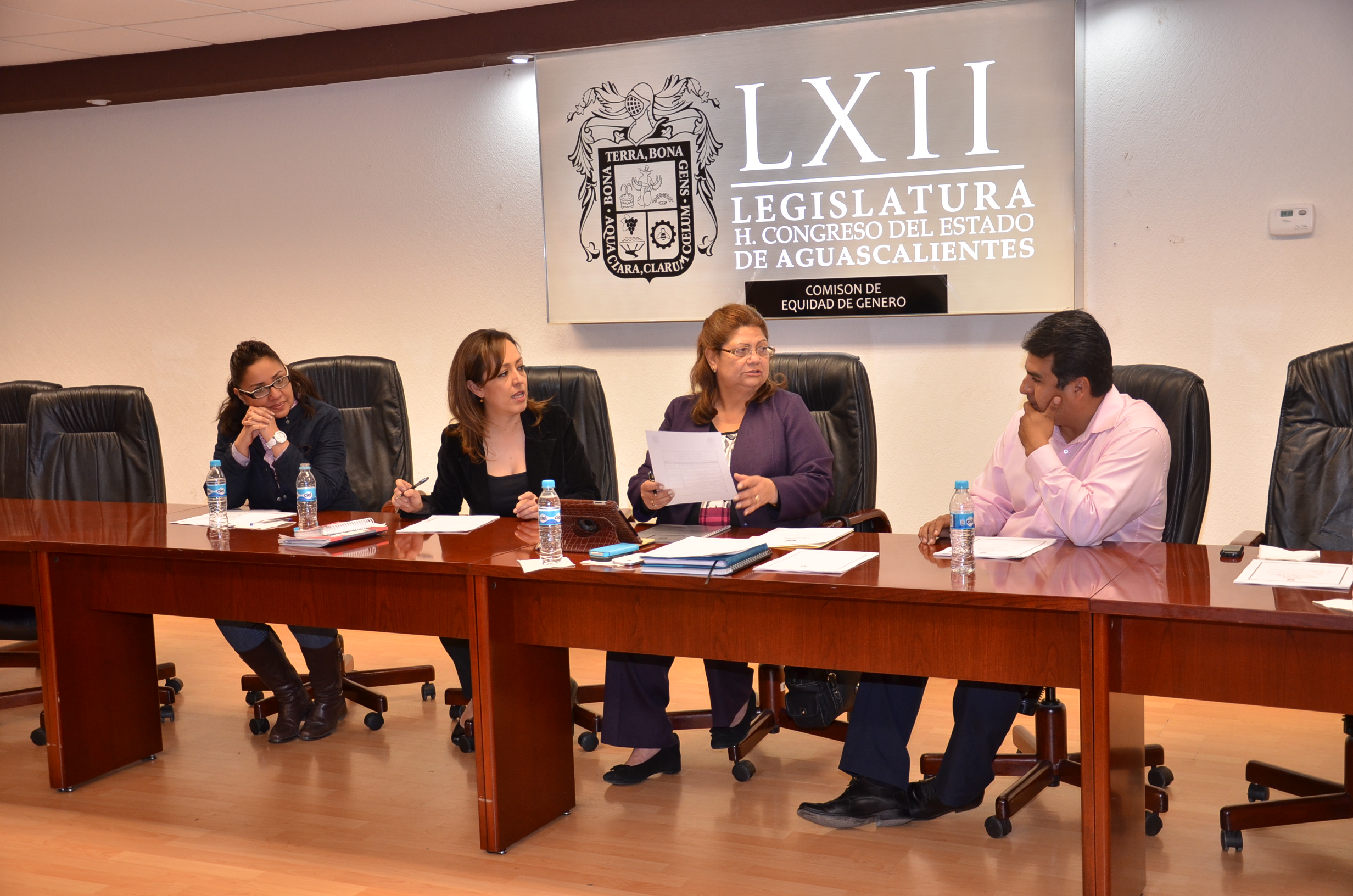 Diputados analizan iniciativa de protección a las mujeres