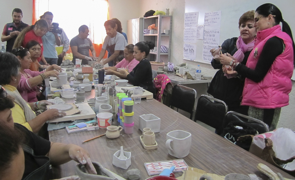 DIF estatal promueve aprendizaje de alfarería en Cedeco Insurgentes
