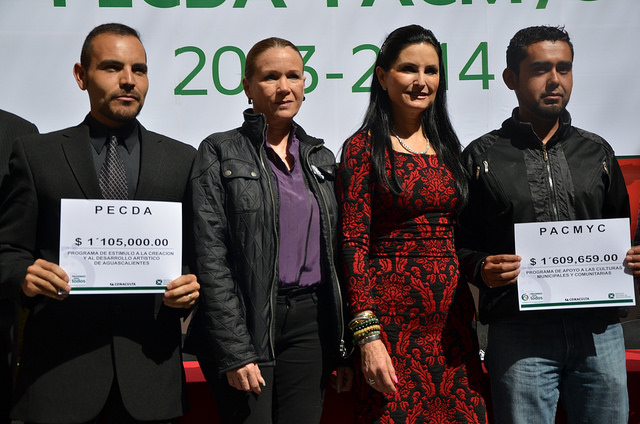 Entregan más de 2 millones de pesos en becas al PECDA y PACMyC