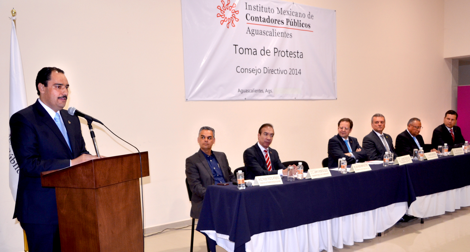 Asiste alcalde capitalino a la toma de protesta del Colegio de Contadores Públicos