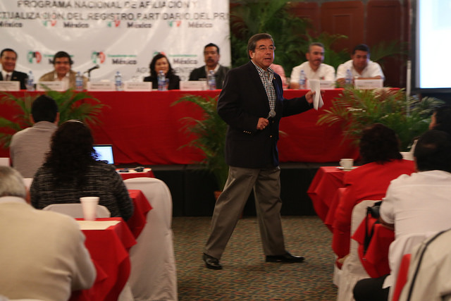 Reparte besos a nombre de Peña Nieto el delegado del PRI