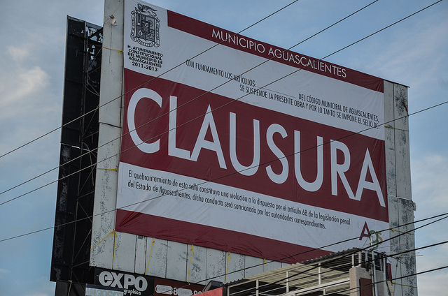 Clausura municipio espectaculares por no estar al corriente en pagos