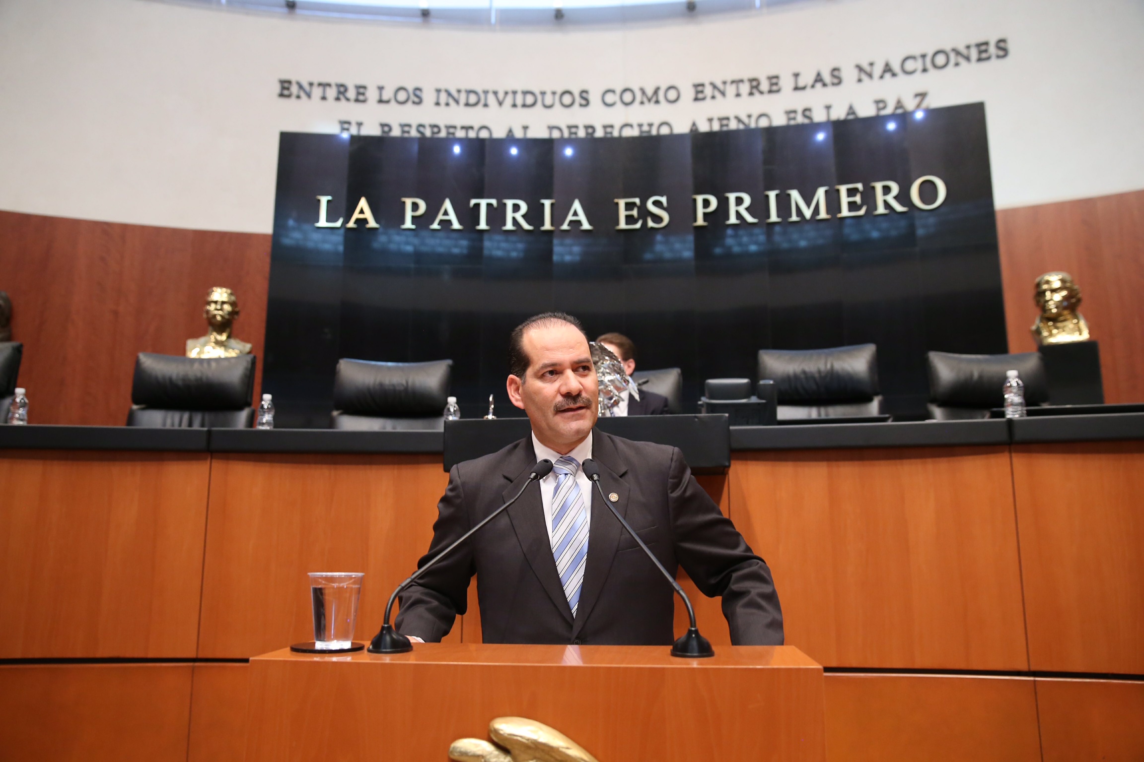 Presentan iniciativa para facilitar a pequeños contribuyentes el pago de obligaciones fiscales