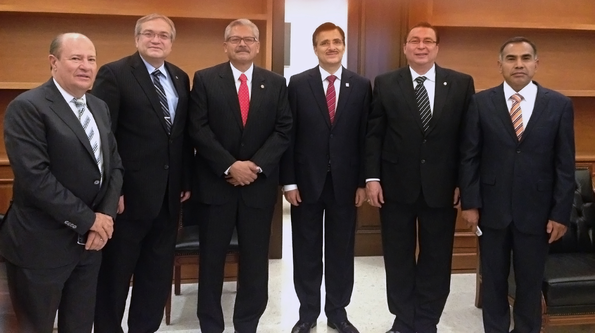 Asiste rector de la UAA al informe de Tonatiuh Bravo Padilla, rector de la UdeG