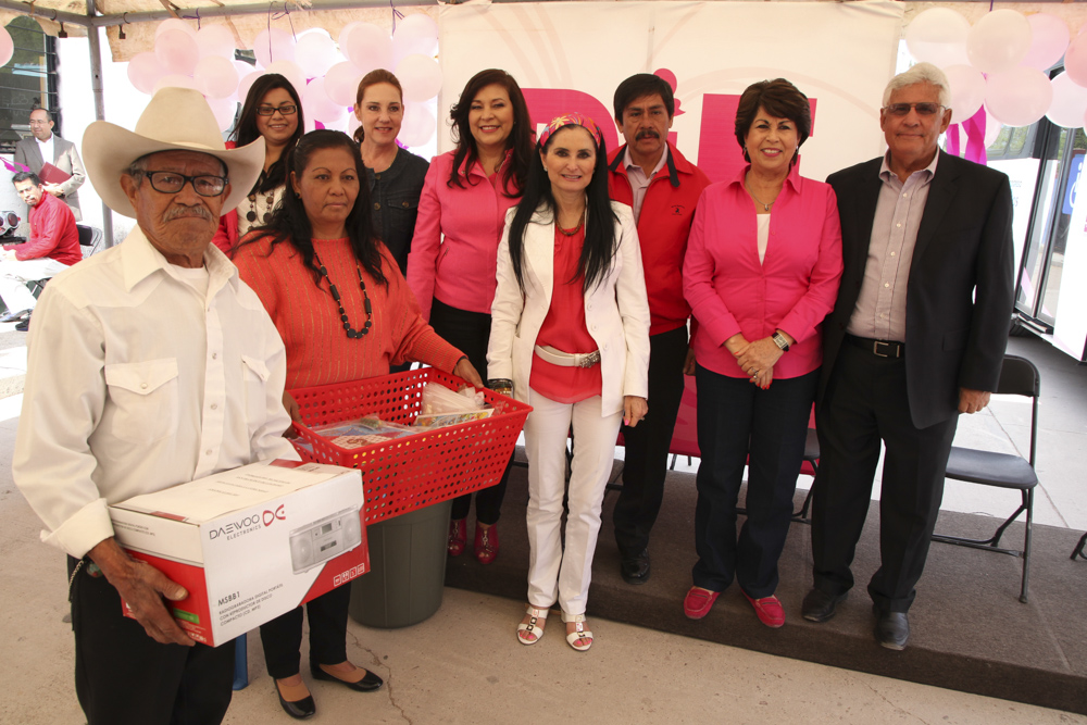 DIF estatal entrega apoyos a personas de la tercera edad en San Francisco de los Romo