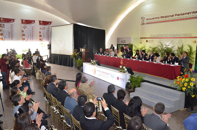 Gobernadores no saben qué puerta tocar para conseguir recursos para educación