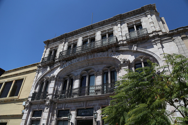 Aprueba Comité de Administración adquisición de 30 automóviles de 230 mil pesos cada uno