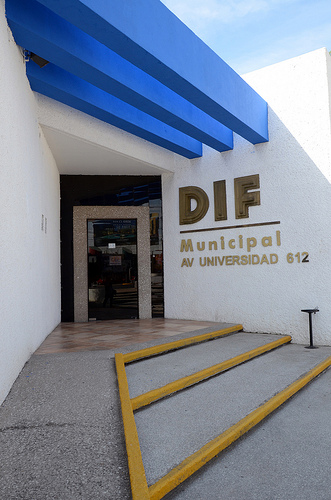 Camión del DIF municipal para personas con discapacidad transitaba sin placas