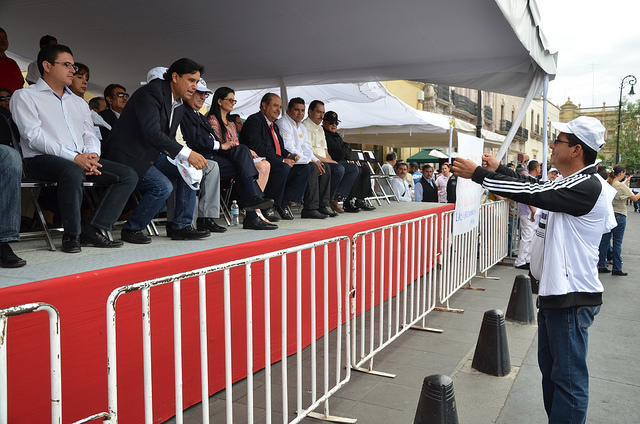 Maestros aprovechan desfile para reclamar a SNTE e IEA