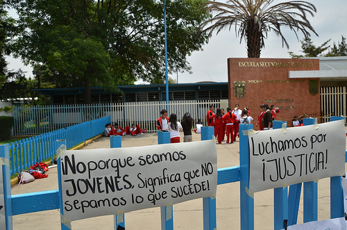Exigen alumnos de la Secundaria Técnica número 1, la restitución de su director