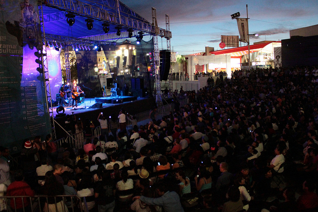 Sorprende María de Barros al Foro del Lago con su mezcla musical y cultural