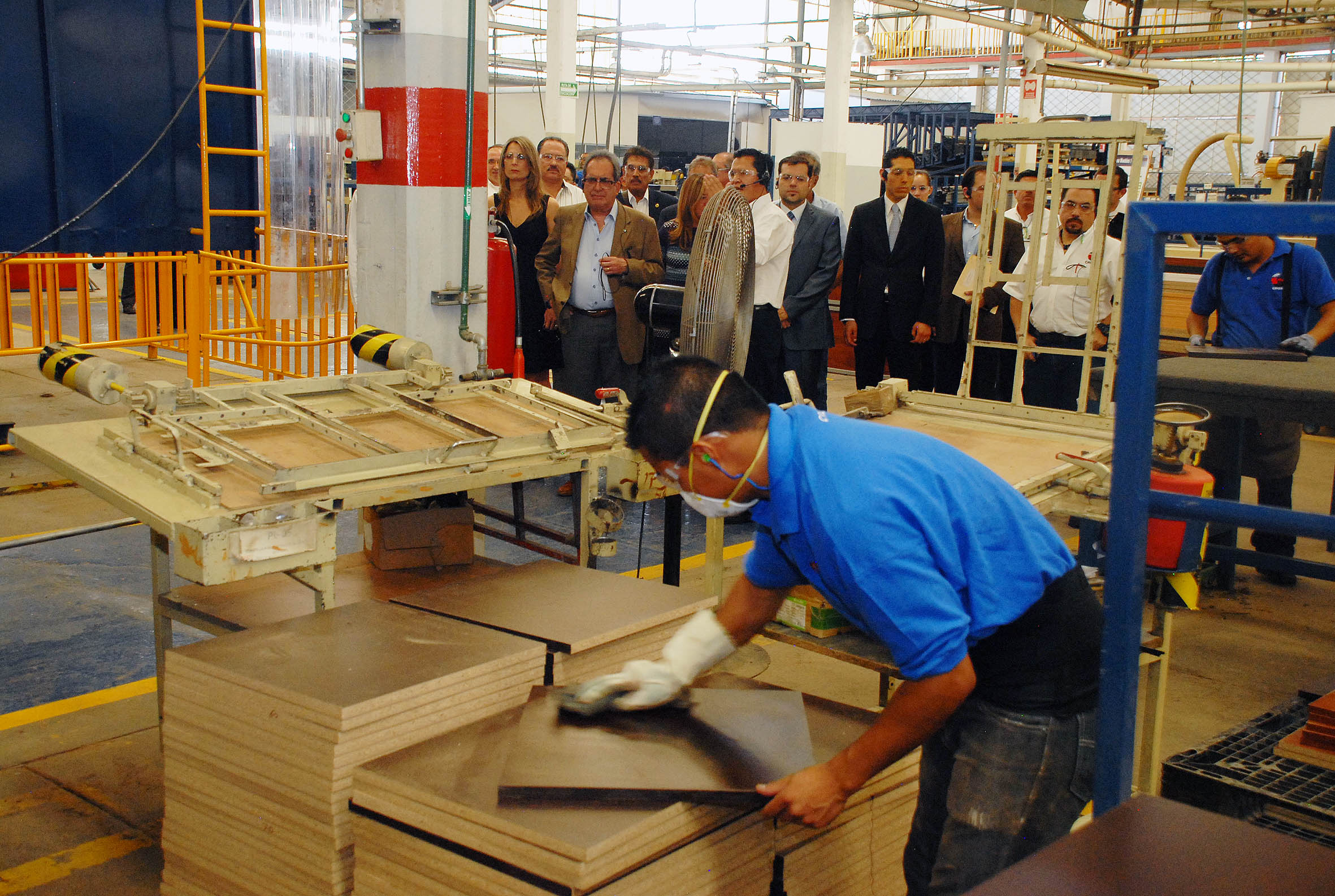 Mueblera migra a industrias automotriz, electrónica y aeroespaciales