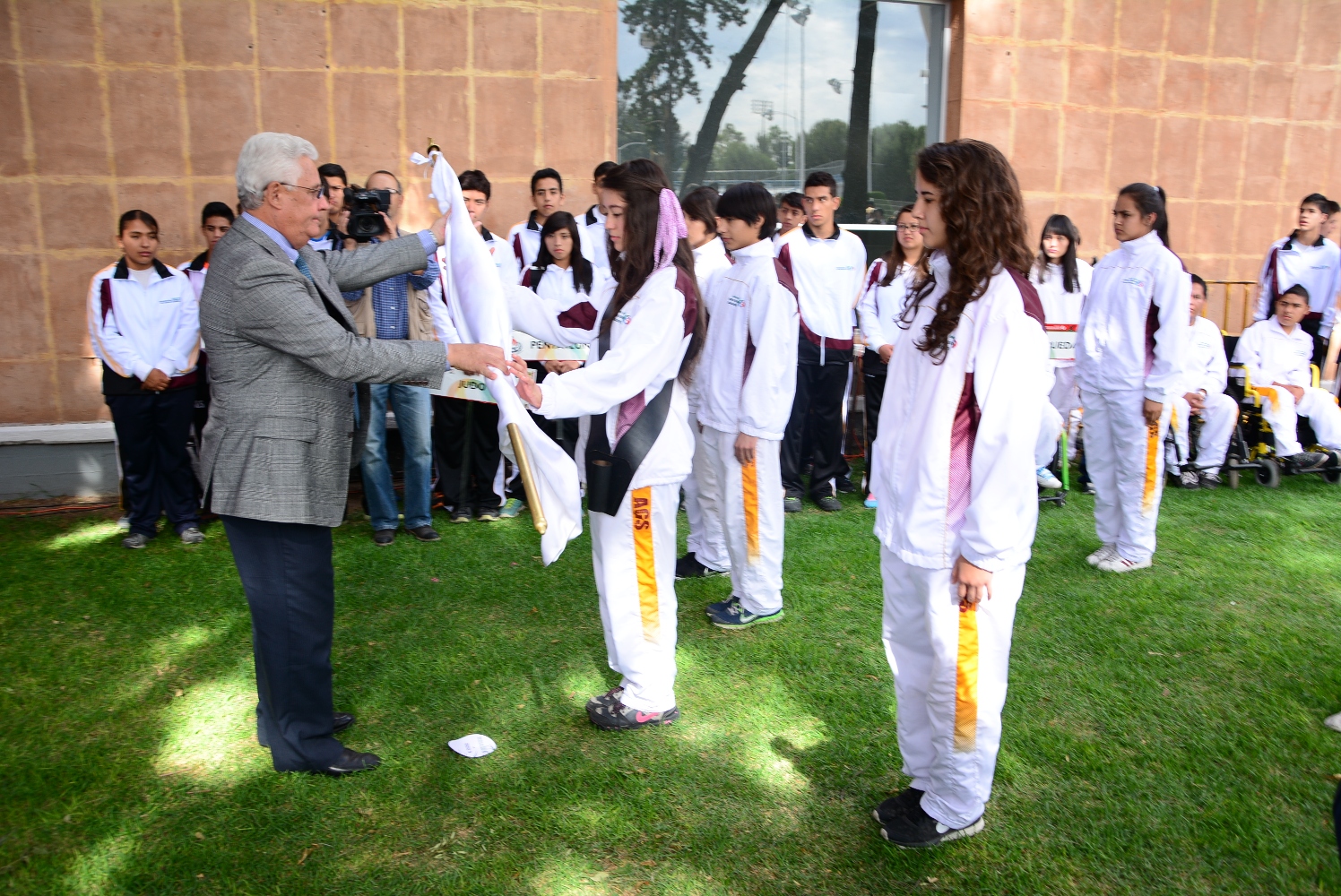 Abanderan a deportistas que representarán a Aguascalientes en la Olimpiada y Paralimpiada Nacional