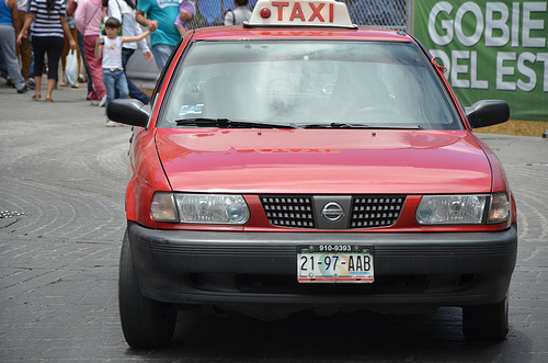 Taxistas se resisten a renovar mil 800 unidades que agotaron su vida útil