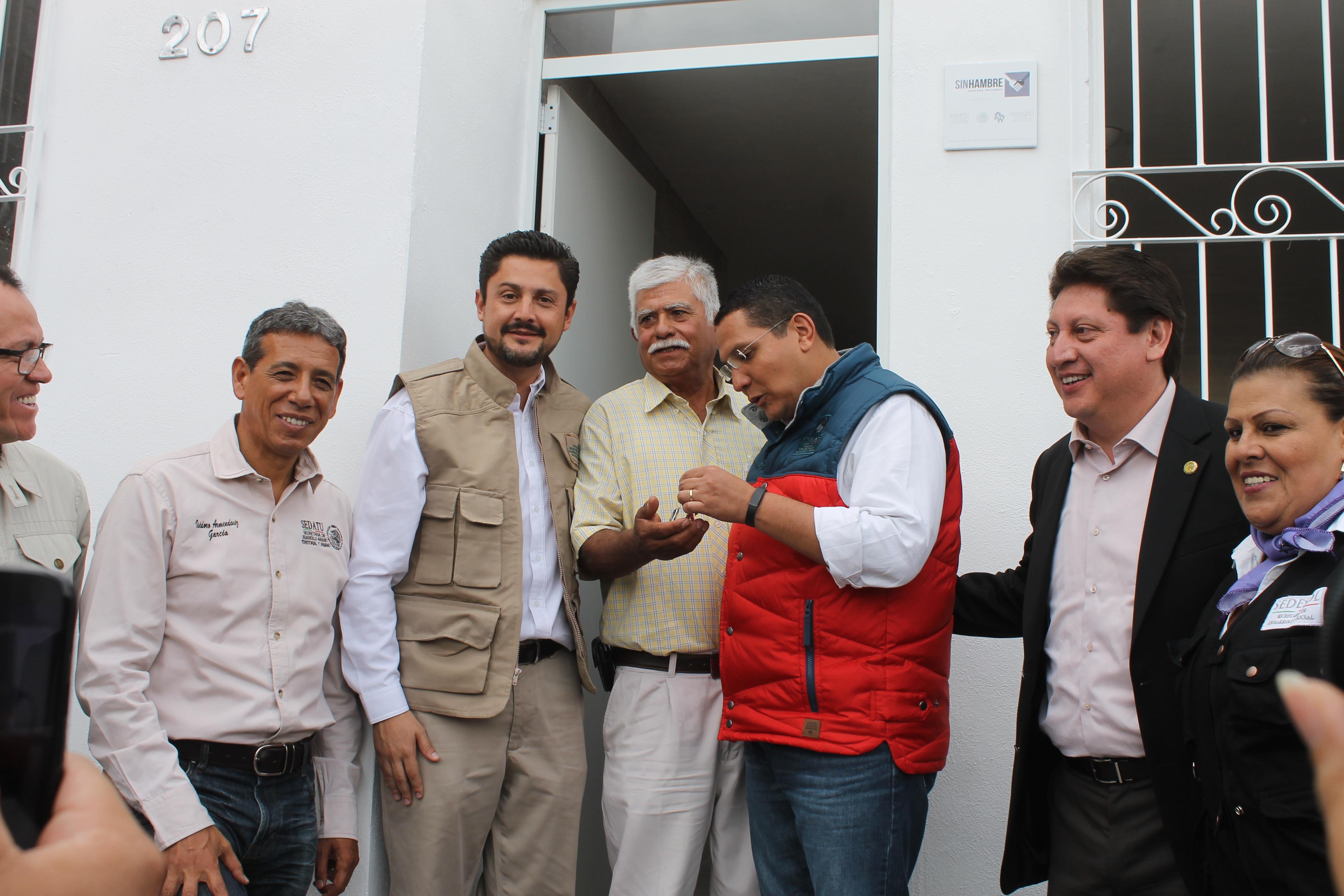 Entrega el gobierno 103 “casas” a familias pobres