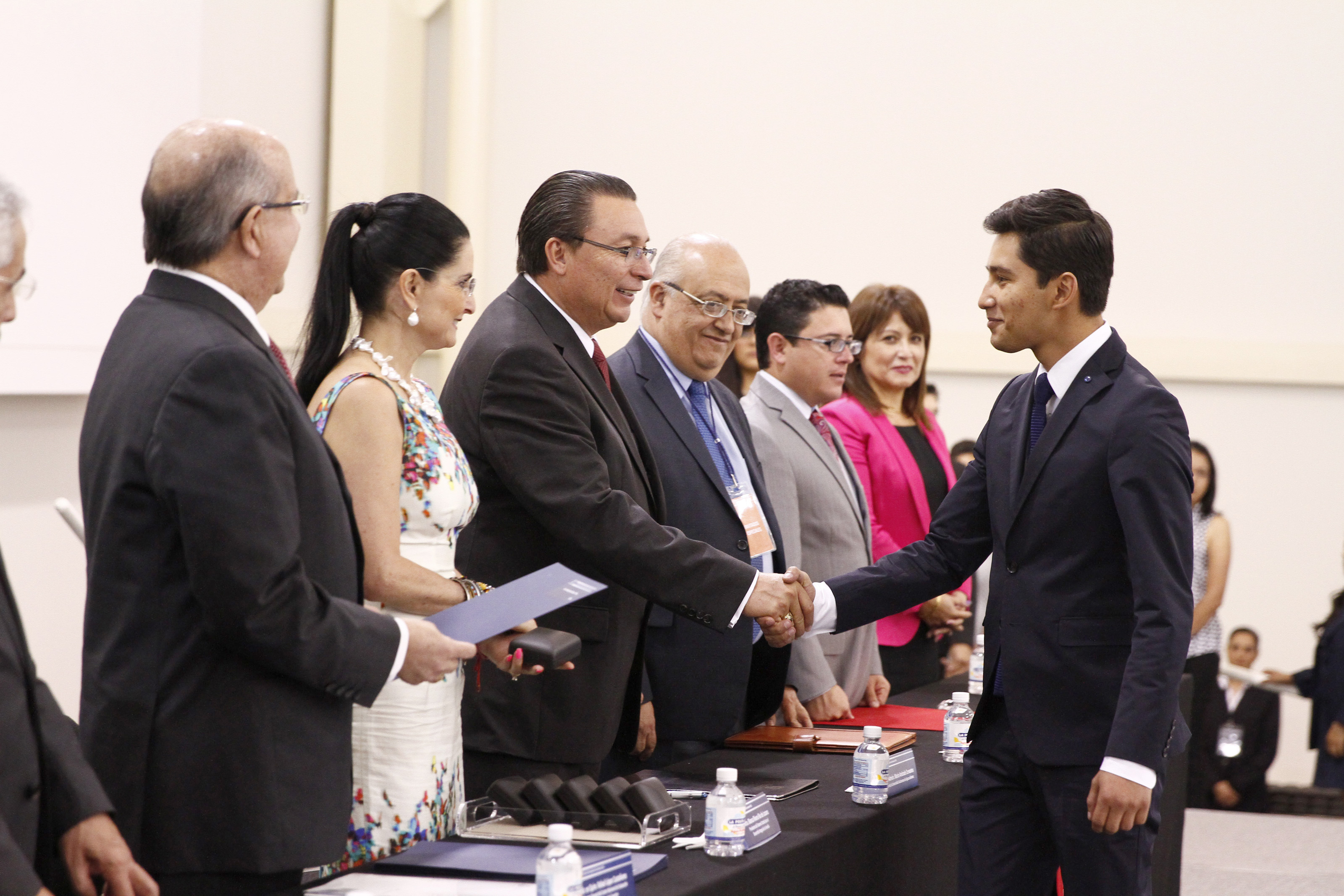 Reciben reconocimientos a la excelencia EGEL, diez egresados de la Autónoma