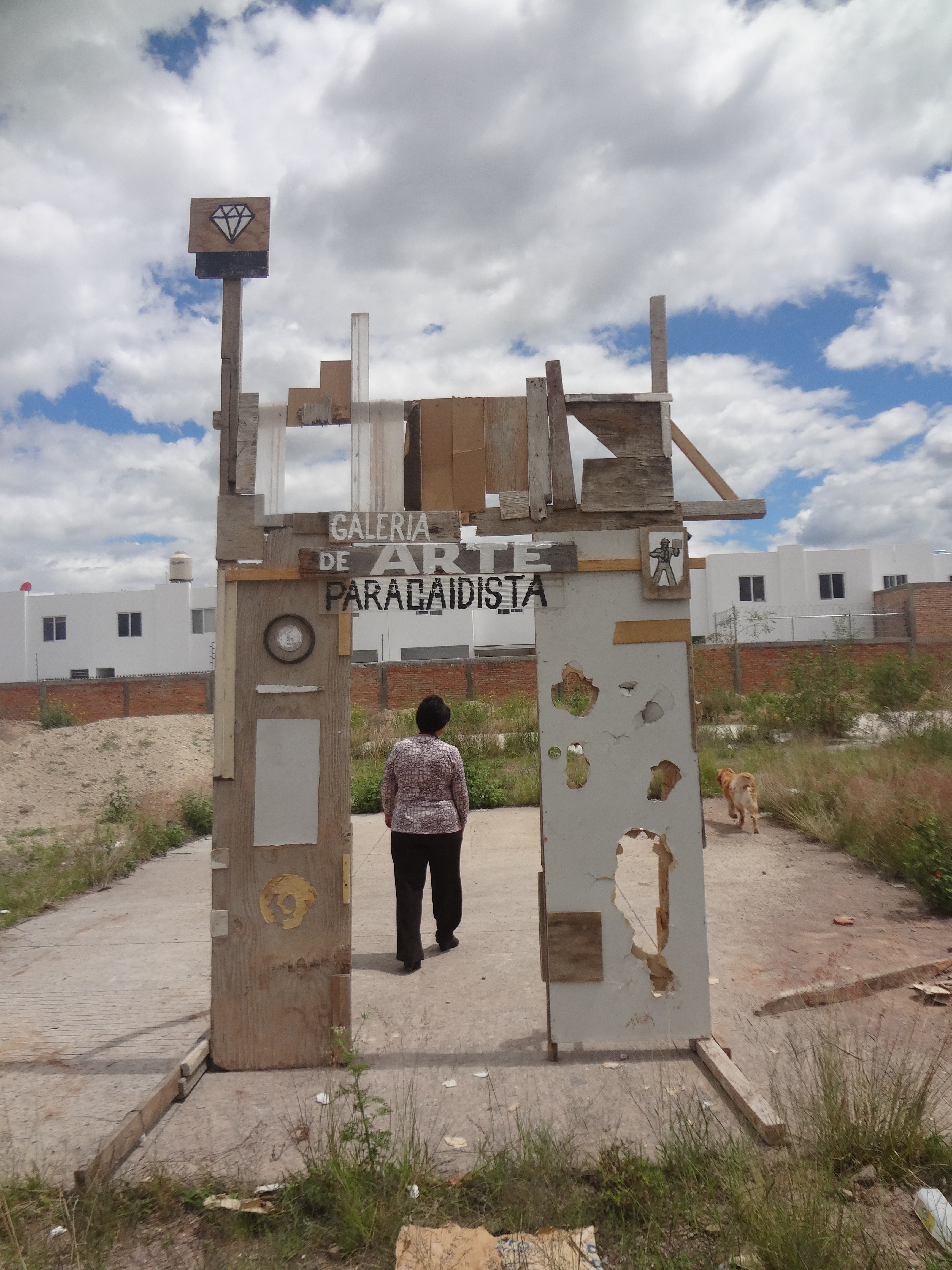 Instalan galería paracaidista en Paseos de Santa Mónica