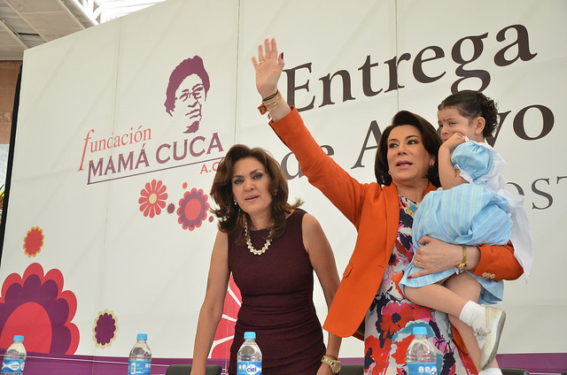 Entrega Fundación Mamá Cuca becas a 800 estudiantes