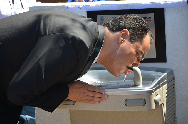 Dona empresa socialmente responsable 24 bebederos para la Línea Verde