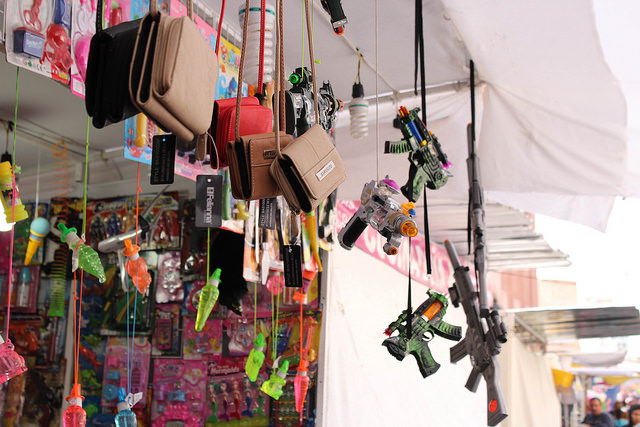 Se quejan artesanos del Encino por comercio de productos chinos