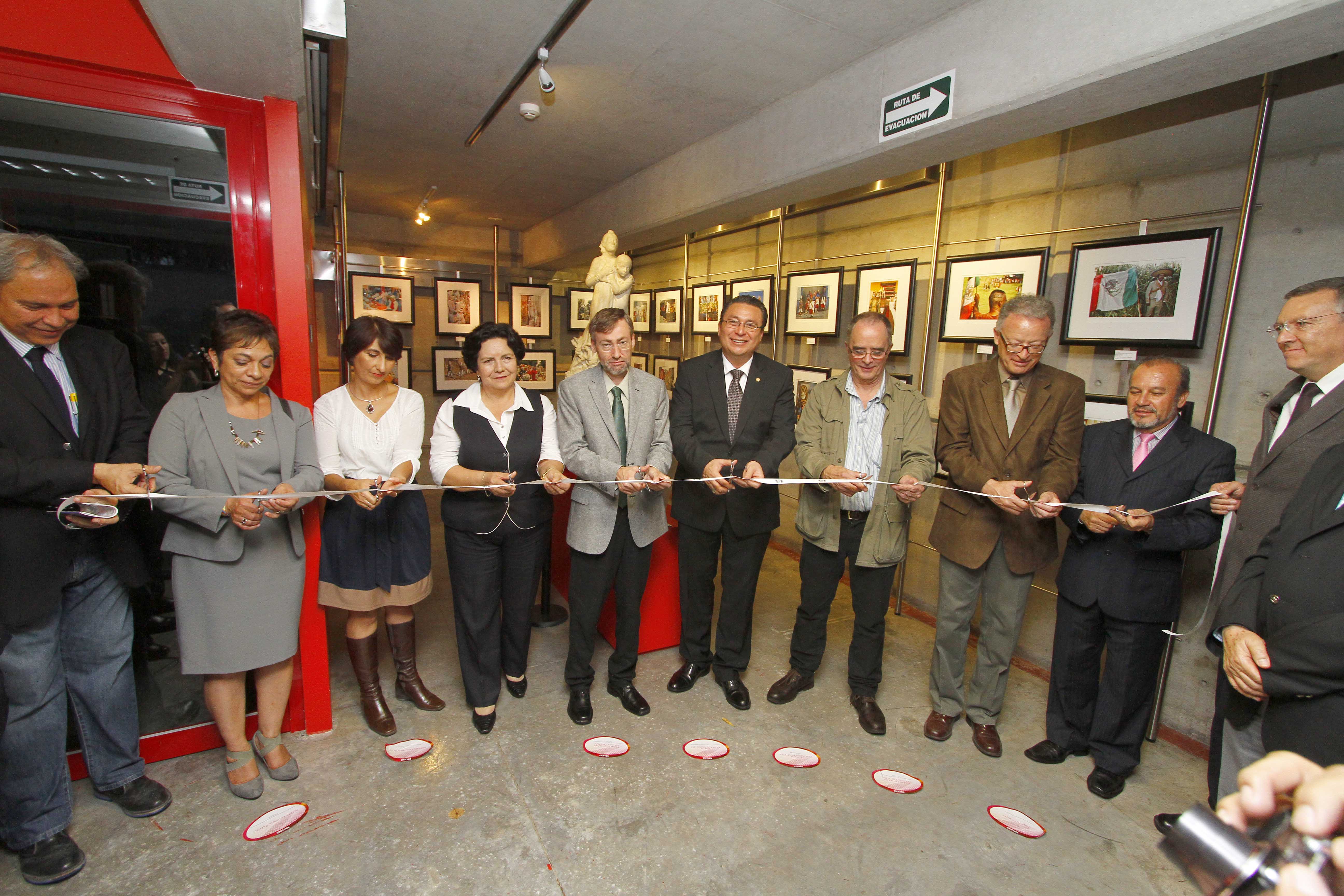 Dona Carlos Contreras de Oteyza el acervo fotográfico Al Son de la Historia a la UAA