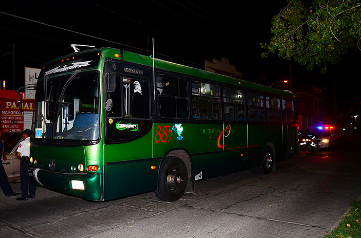 Camión urbano atropella a una adolescente