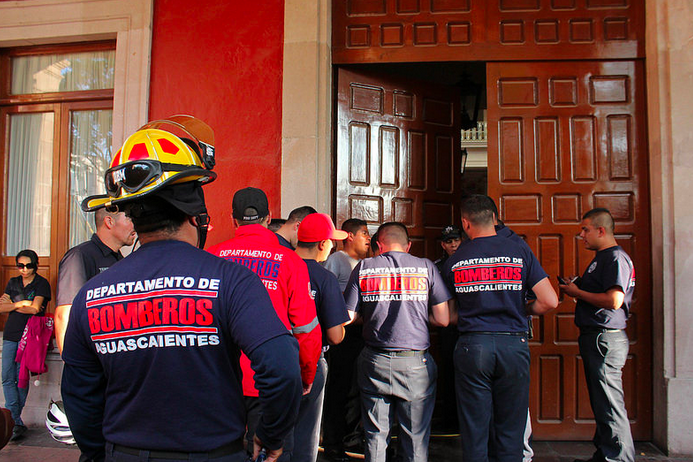 Piensan demandar a municipio bomberos despedidos