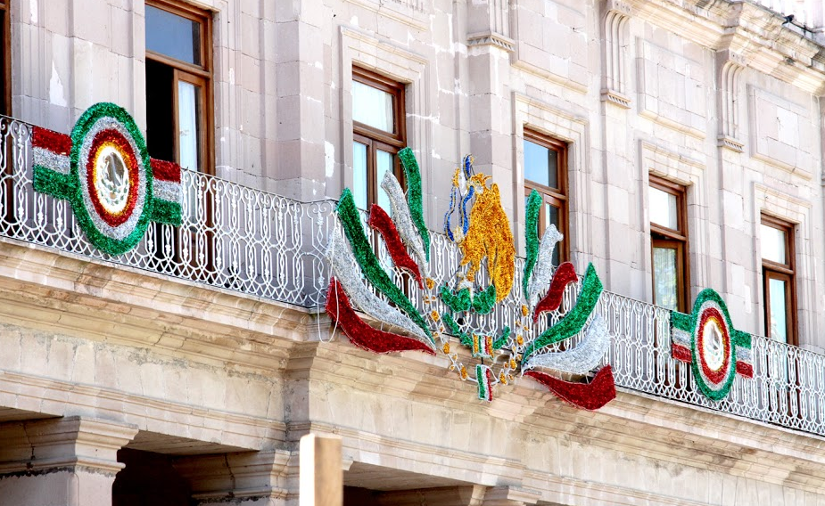 Instalan más de un centenar de adornos luminosos en la capital